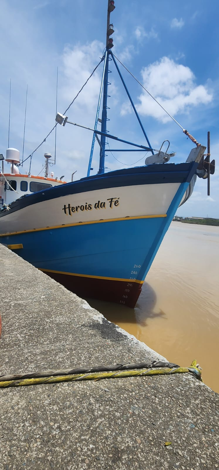Embarcação Heróis da Fé atracada no porto