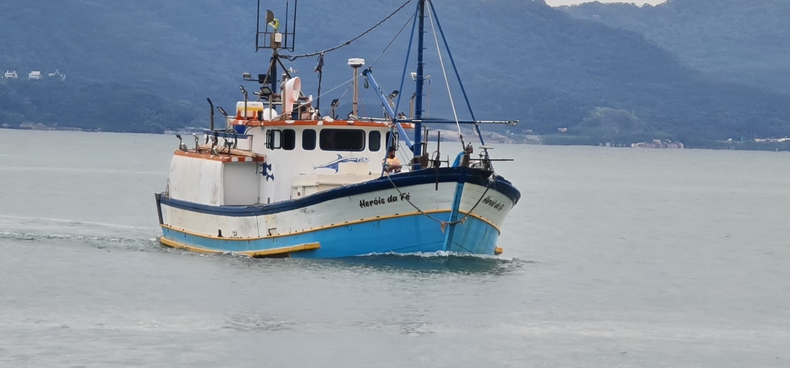 Barco de pesca Heróis da Fé — frota própria Rei do Mar no oceano